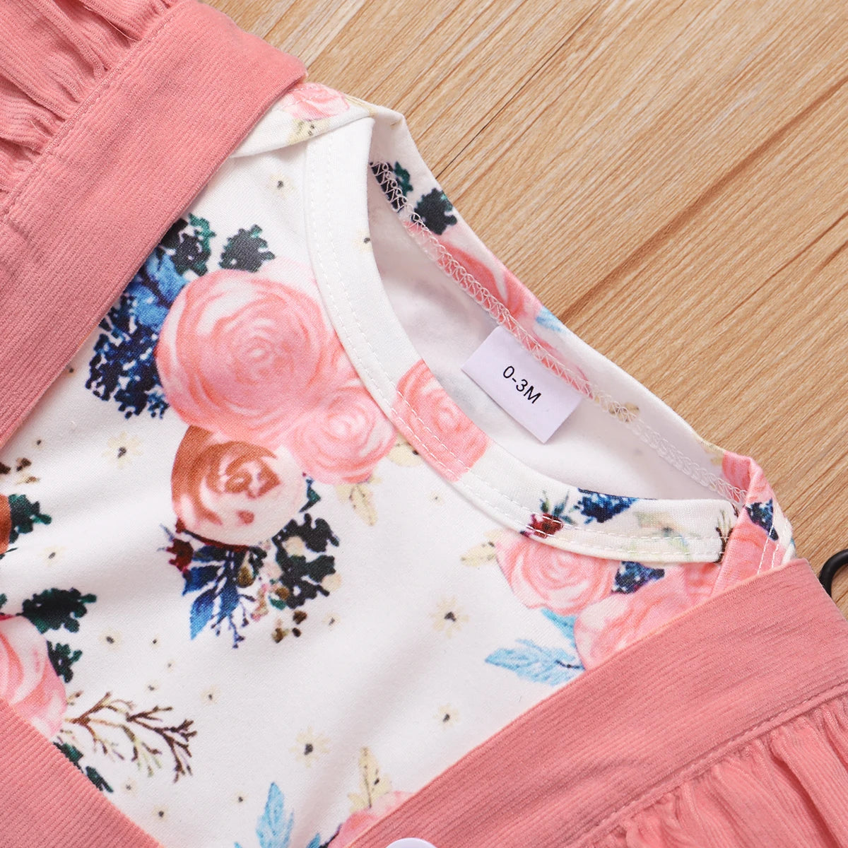 Schattige babykleertjes met schattige borduursels