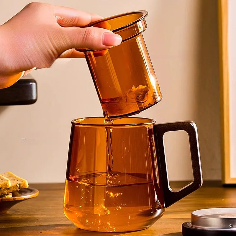Zet thee met theepot, filter en serveertray
