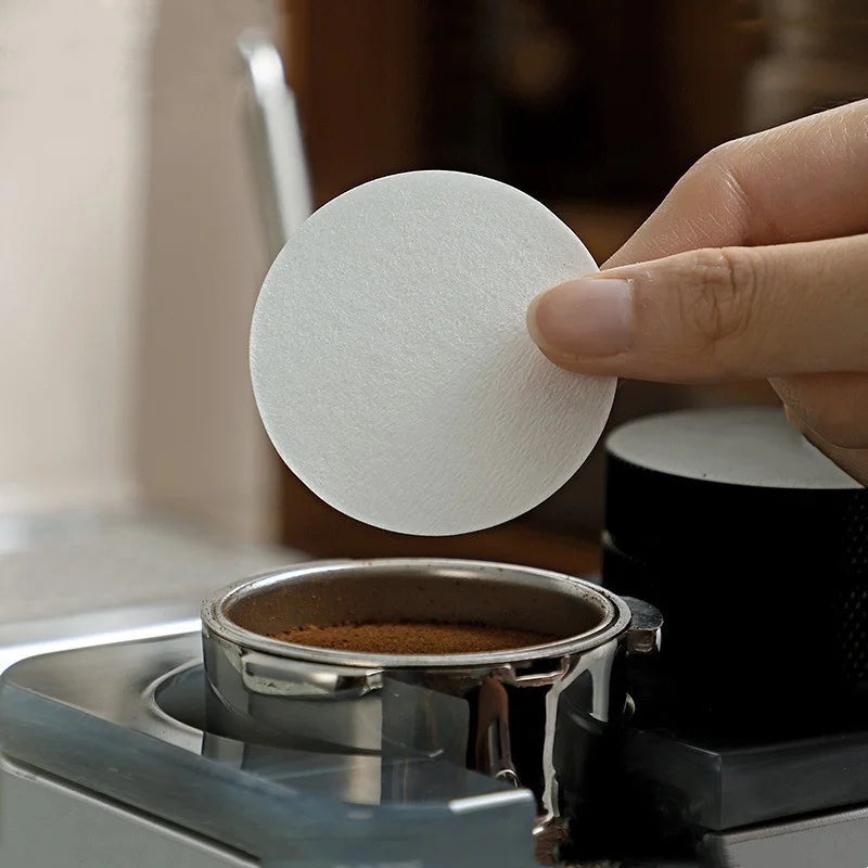 Koffiewaar met decoratief patroon en handgeschilderd design