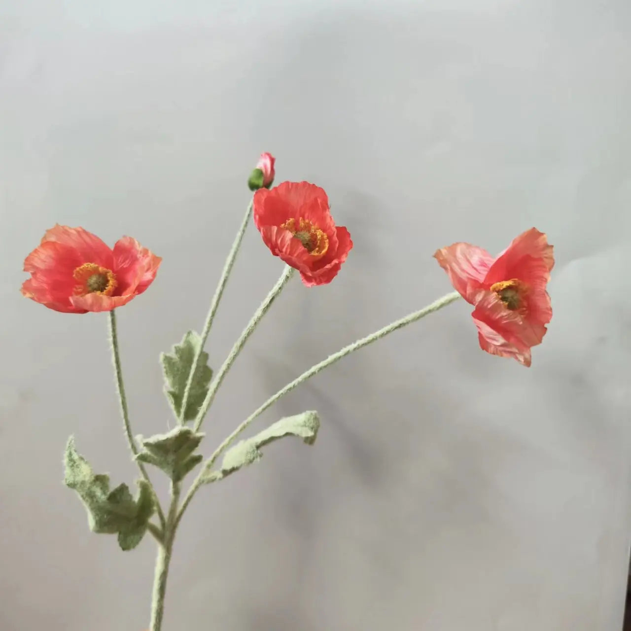 Creatieve tuindecoratie gemaakt van gerecycled materiaal