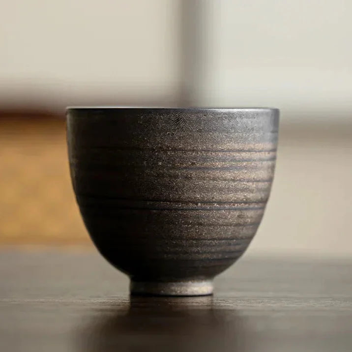 Thee drinken met stijlvolle glazen bekers