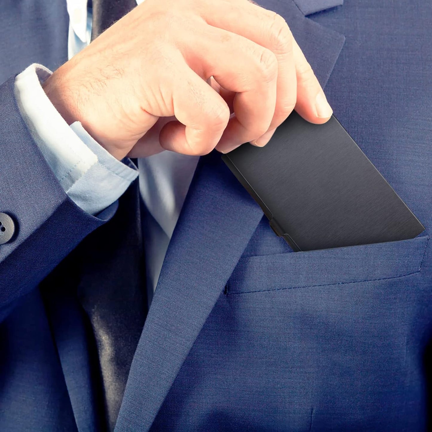 Pasjeshouder met RFID en metalen behuizing – Veiligheid en stijl