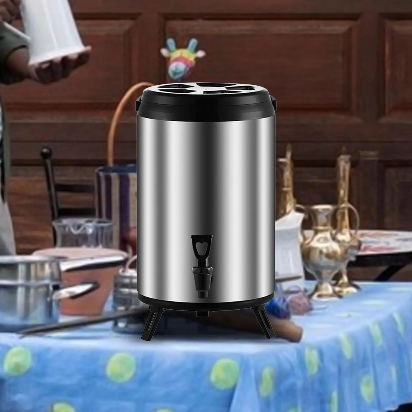 Drankdispenser met kleurrijke accenten – Vrolijke tafeldecoratie