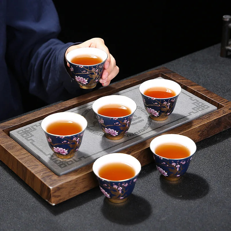 Handgemaakte theekopjes voor bewust thee drinken