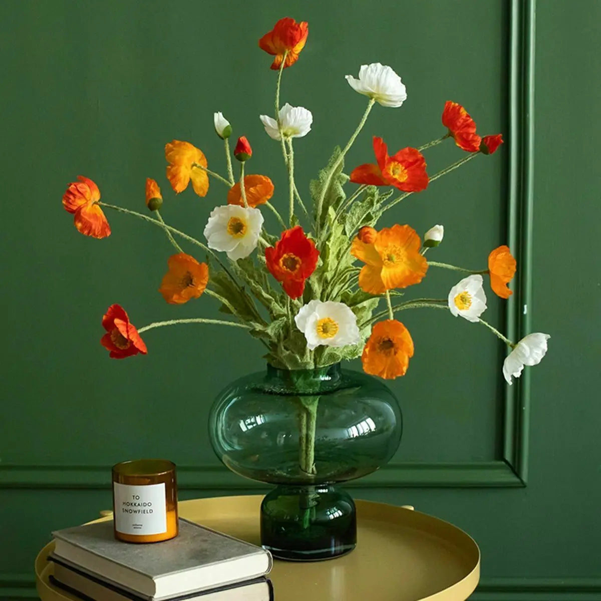 Kleurrijke bloempotten als tuindecoratie
