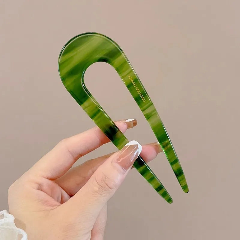 Haar accessoires met glinsterende steentjes