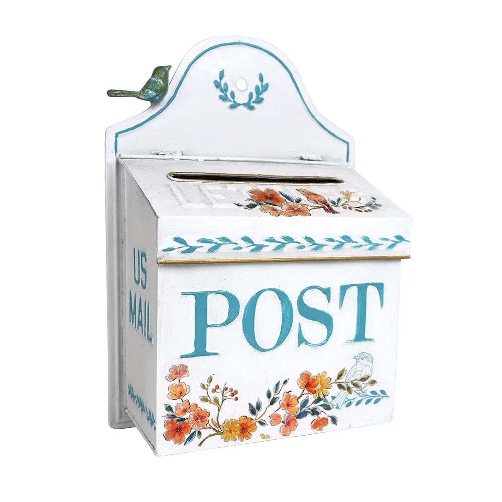 Klassieke brievenbus met sierlijke details