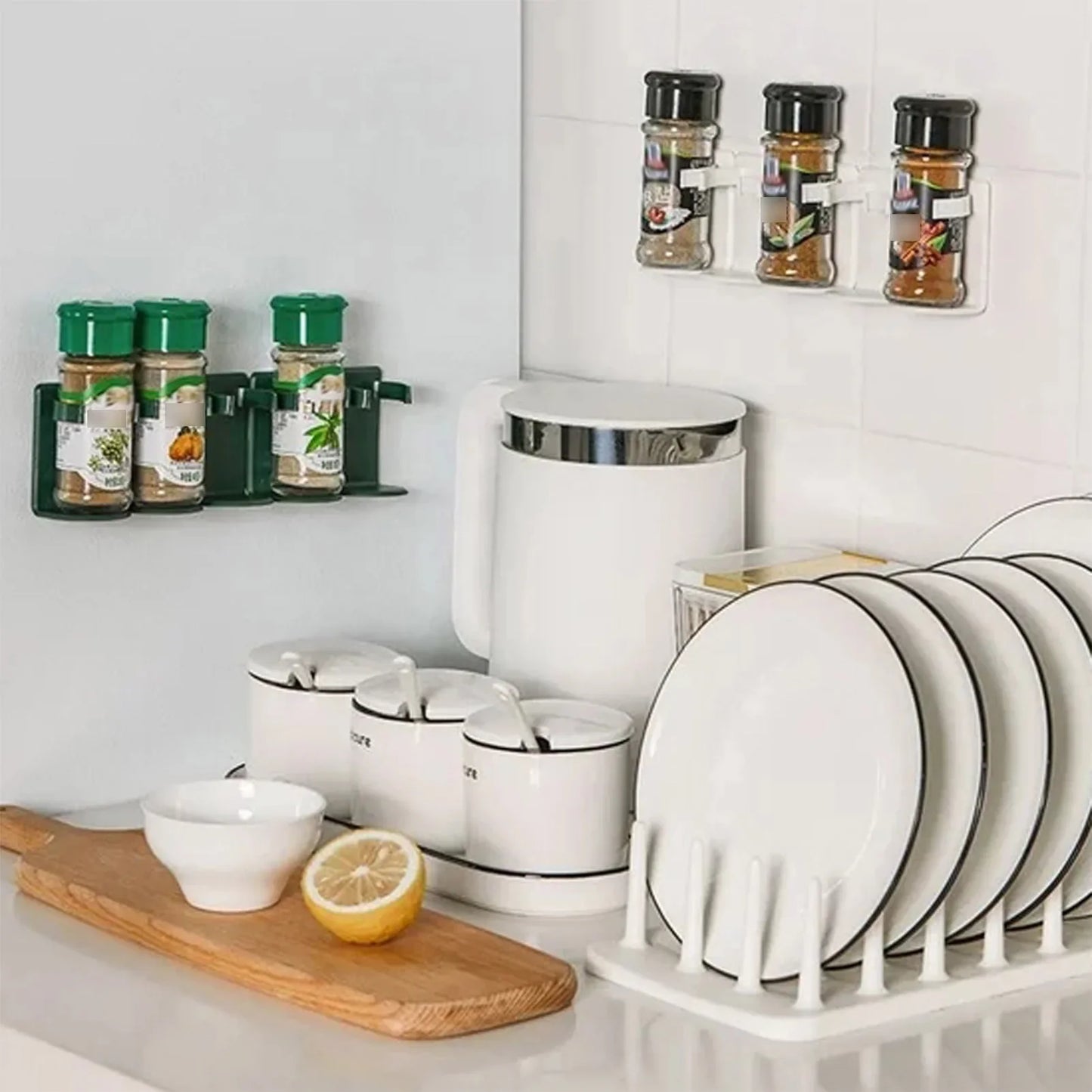 Kruidenrek keuken met labelhouders op elke plank