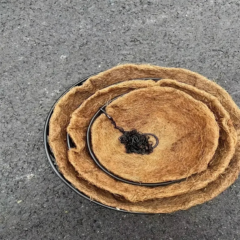Tuindecoratie met vogelhuisje in pastelkleuren