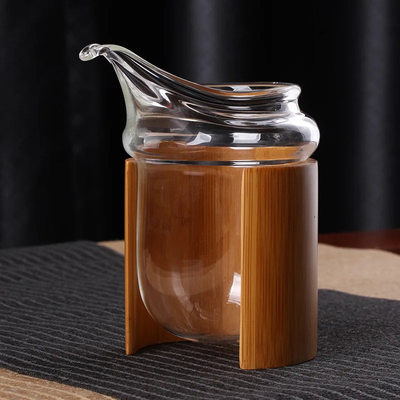 Theewaar met houten serveerblad en pot