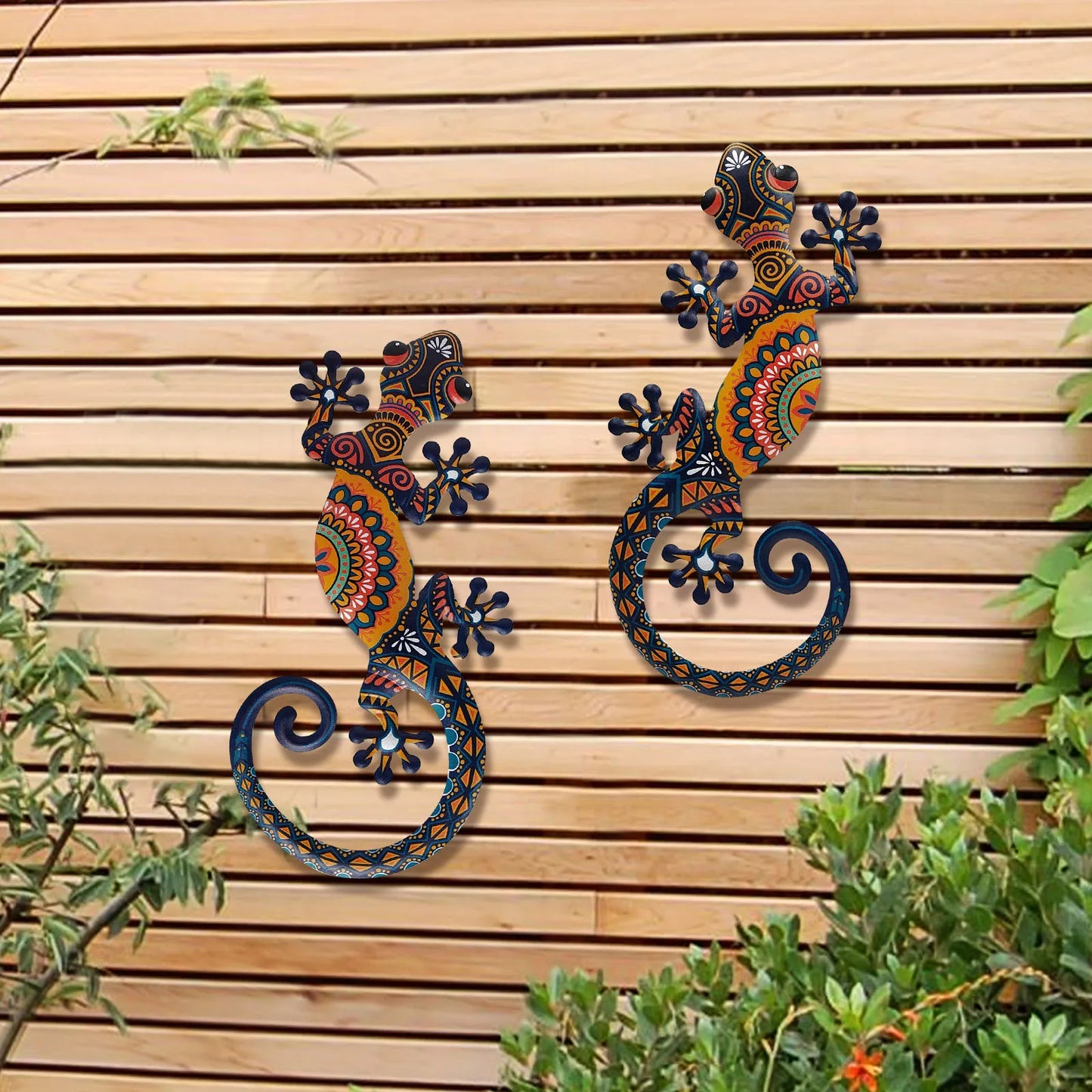 Tuindecoratie met hangplant in metalen houder