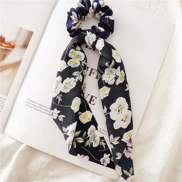 Klassieke haar accessoires in neutrale tinten
