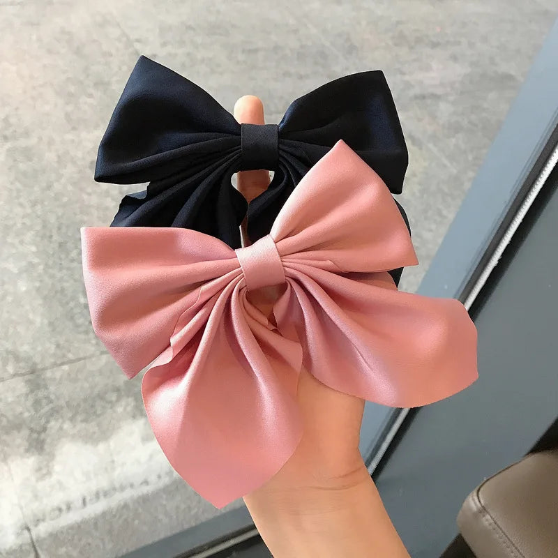 Klassieke haar accessoires in neutrale tinten