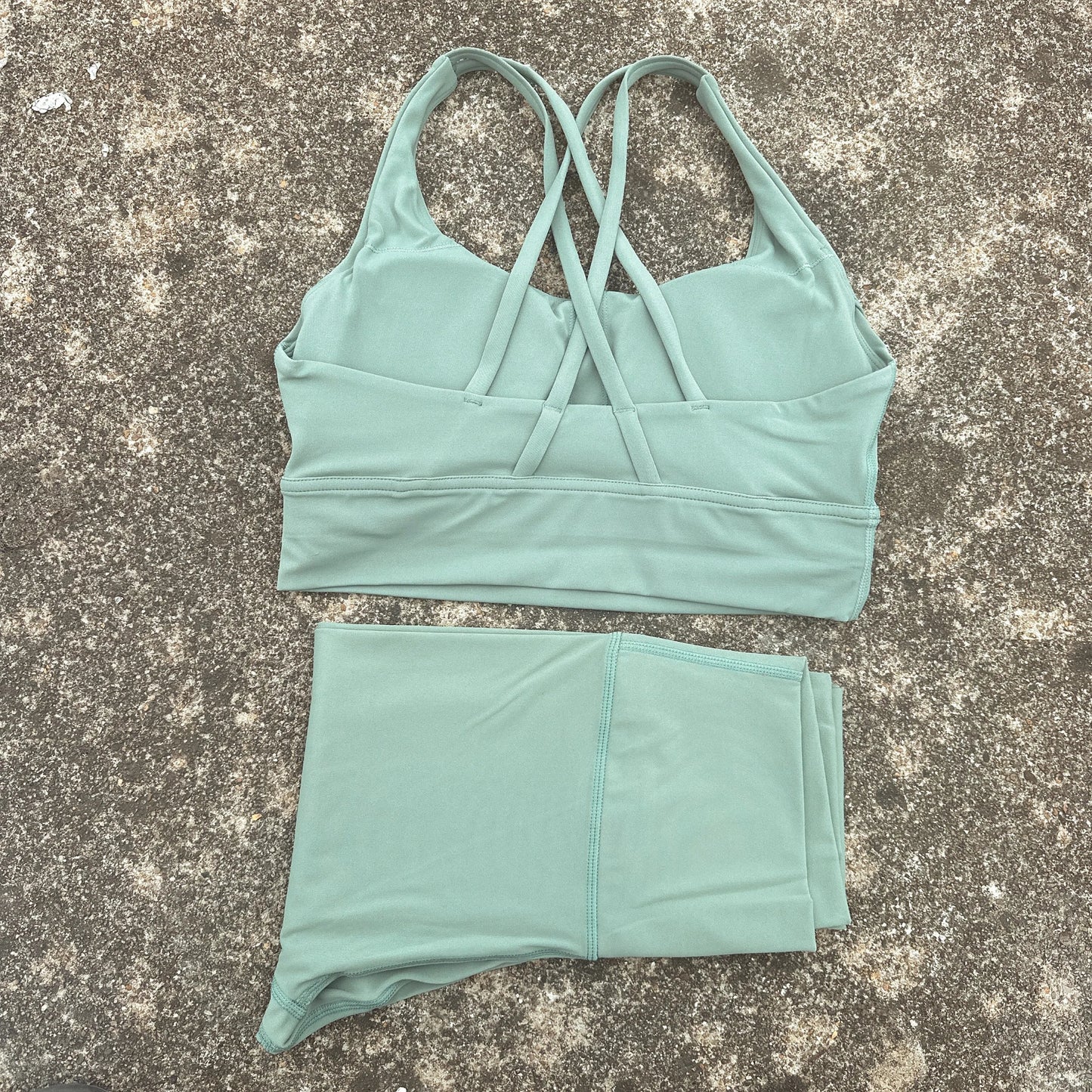 Yoga kleding hema in minimalistische stijl