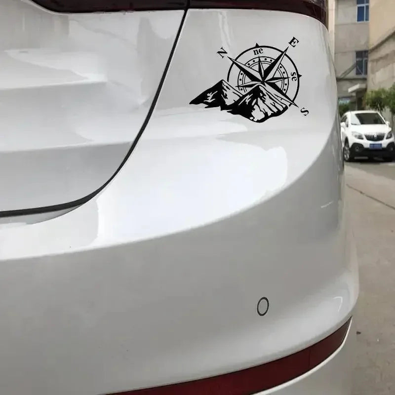 auto stickers - kompas en bergen design voor avontuurlijke rijders