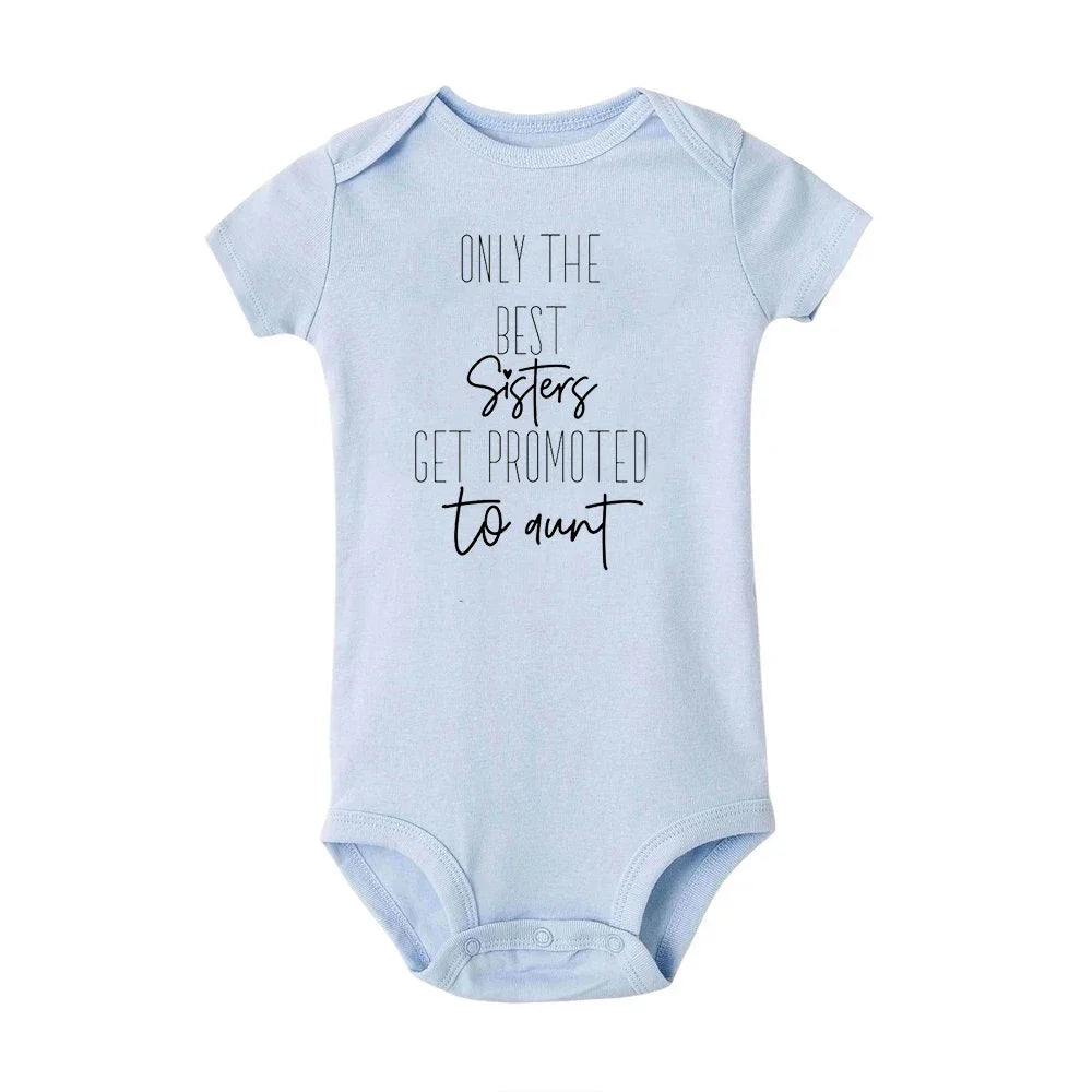 Schattige babykleertjes met schattige borduursels