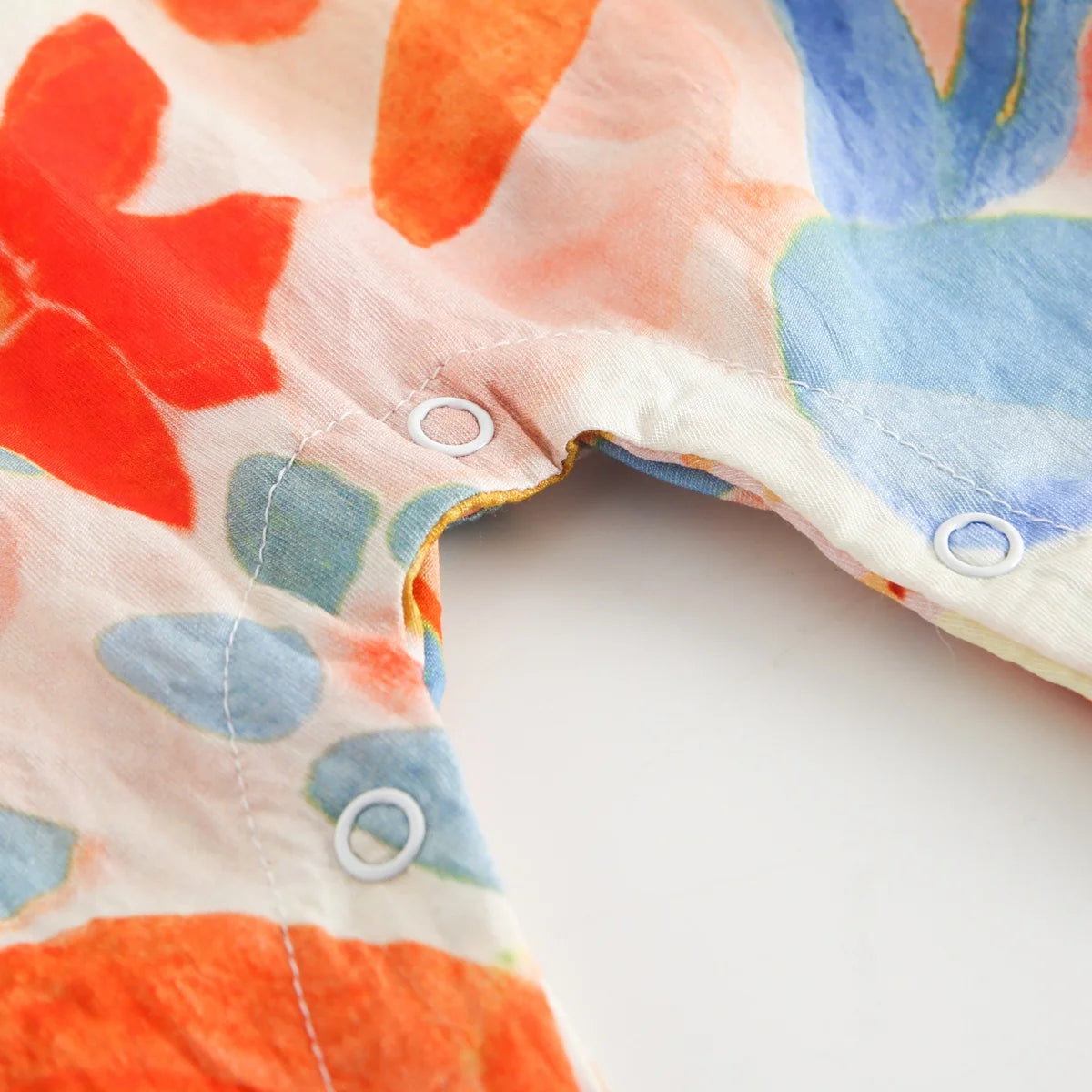 Babykleding meisjes in trendy kleuren en patronen