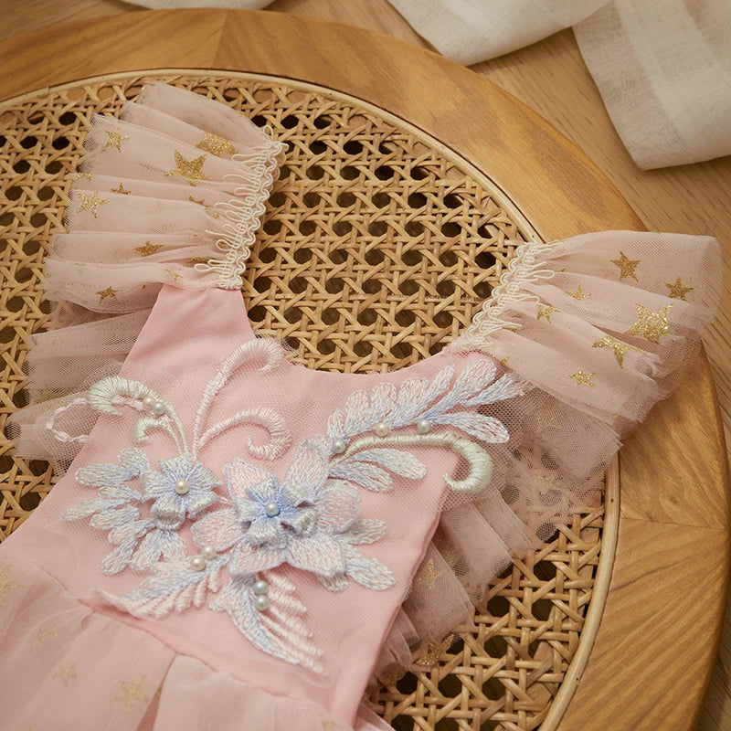 Schattige babykleertjes met schattige borduursels