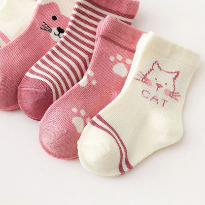 Schattige babykleertjes met schattige borduursels