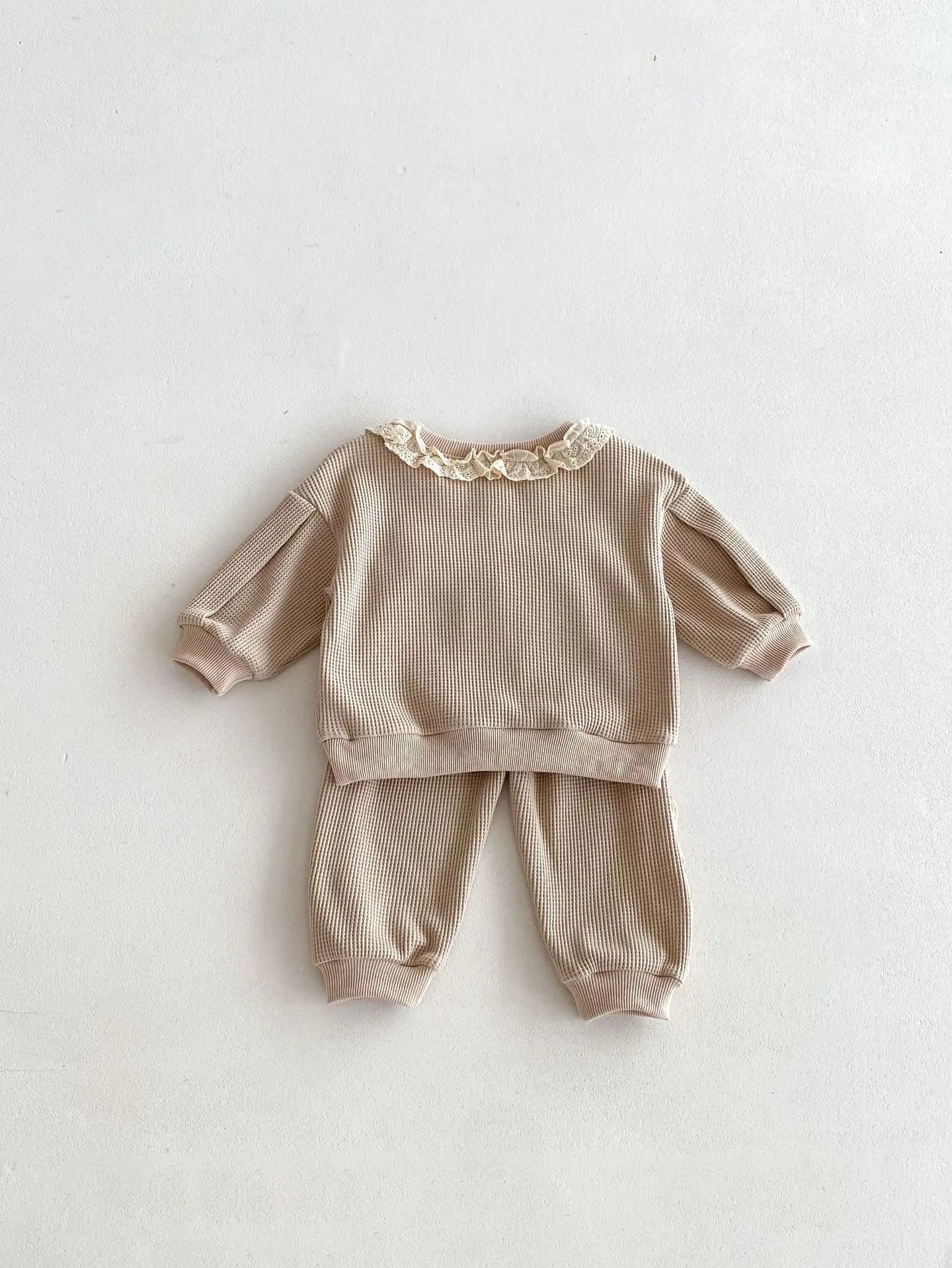 Schattige babykleertjes met schattige borduursels