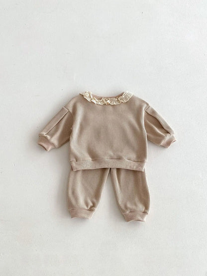 Schattige babykleertjes met schattige borduursels