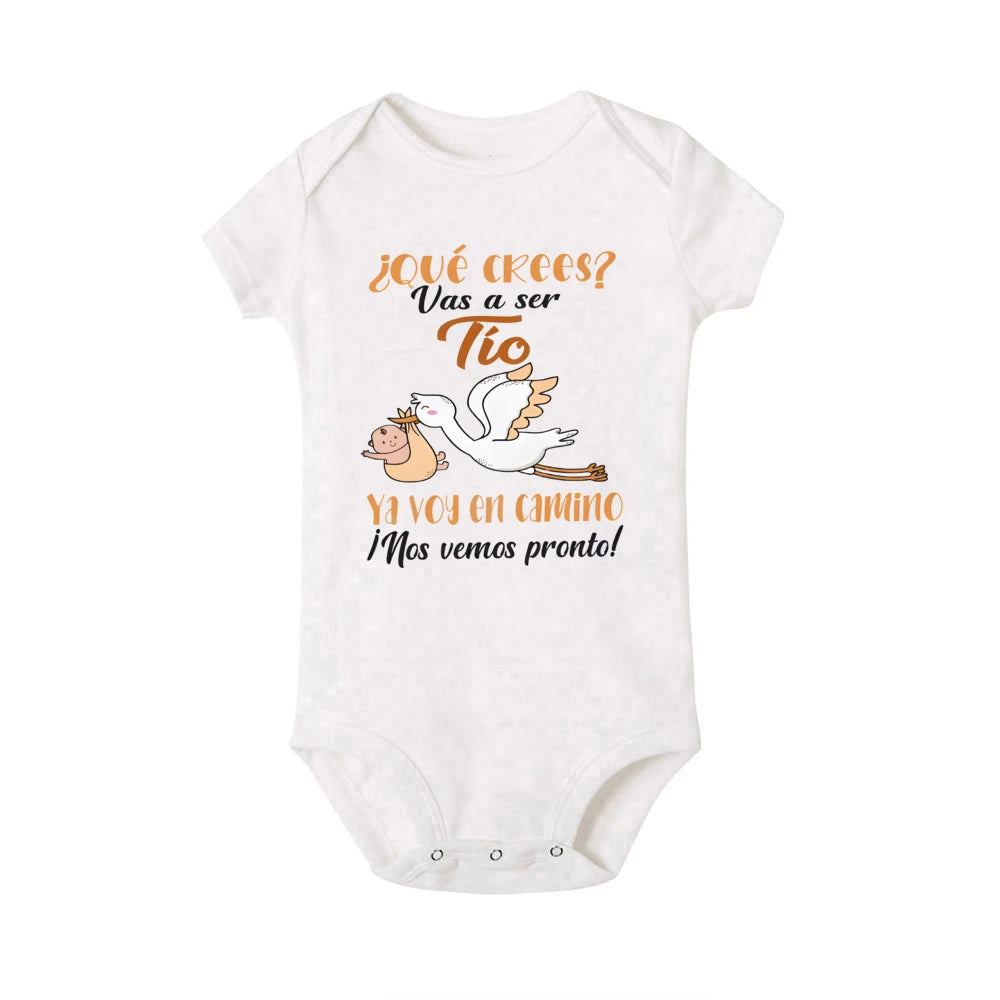 Schattige babykleertjes met schattige borduursels