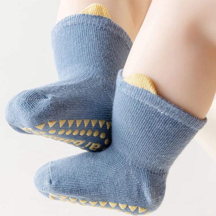 Schattige babykleertjes in pastelkleuren