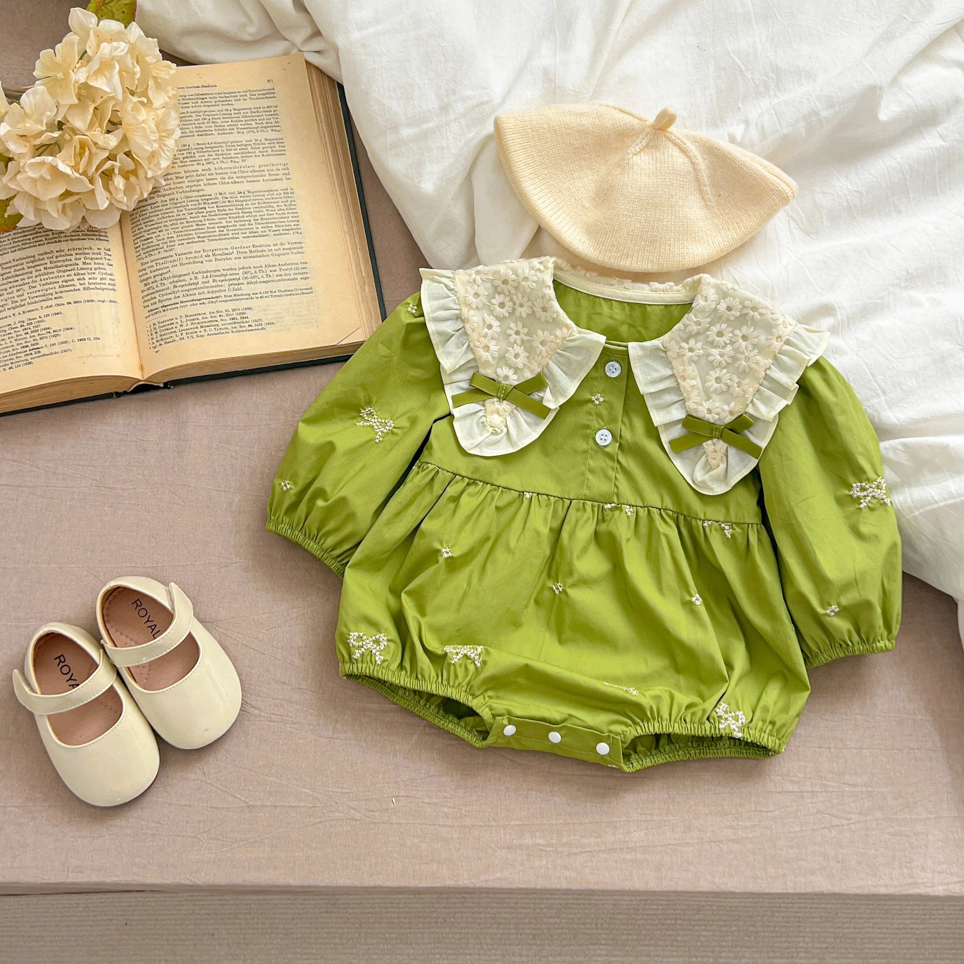 Babykleding meisjes in trendy kleuren en patronen
