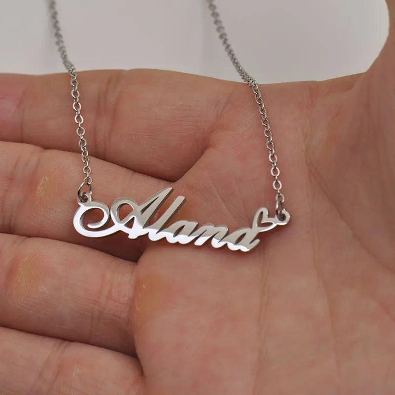Zilveren naam in ketting met glanzende afwerking