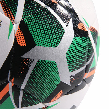 Voetbal met opvallend design voor zichtbaarheid