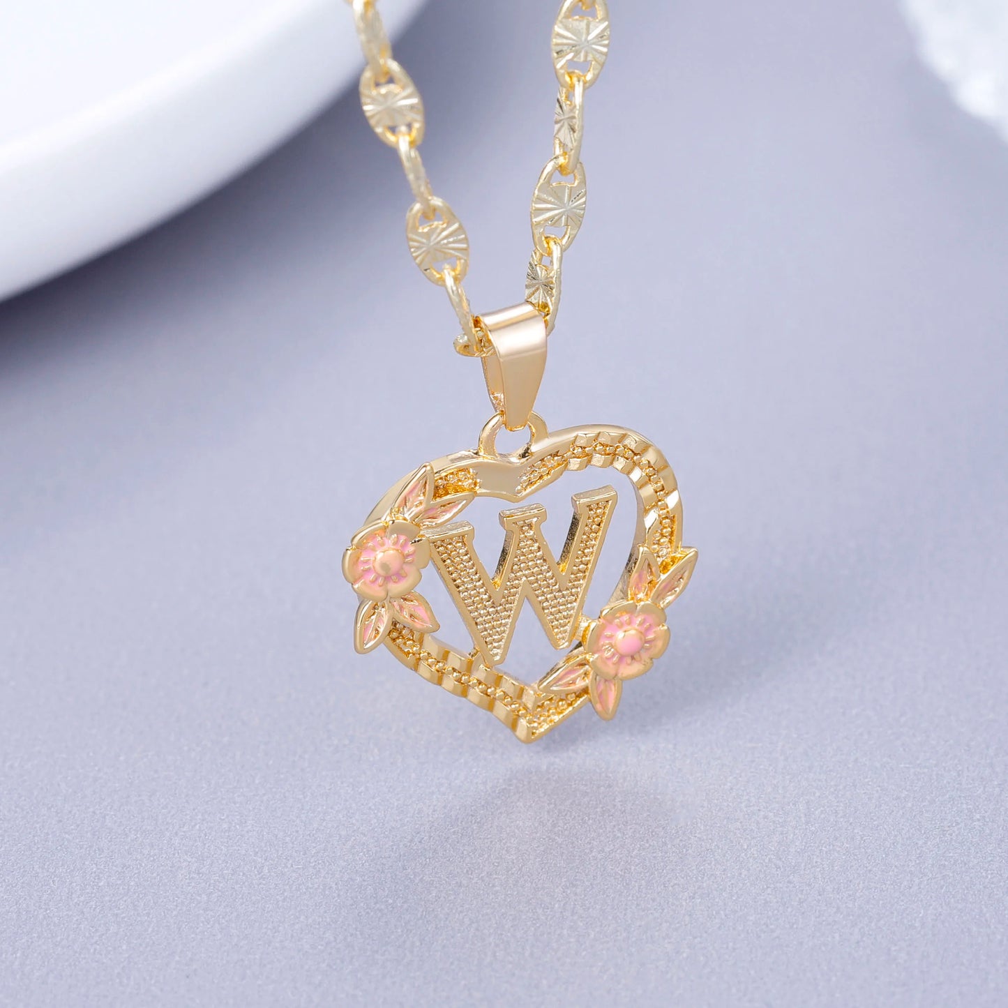 Ketting met naam en geboortesteen als detail