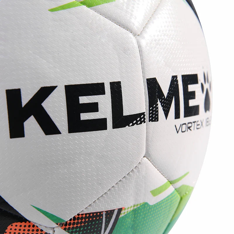 Voetbal in felle kleuren voor straatgebruik