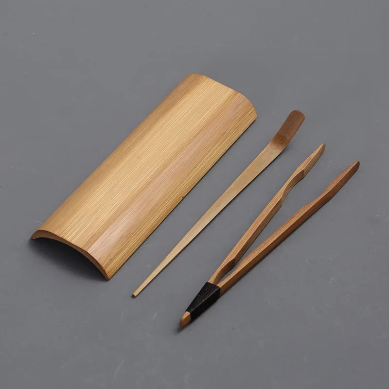 Thee zetten met stijlvolle tools van glas en hout