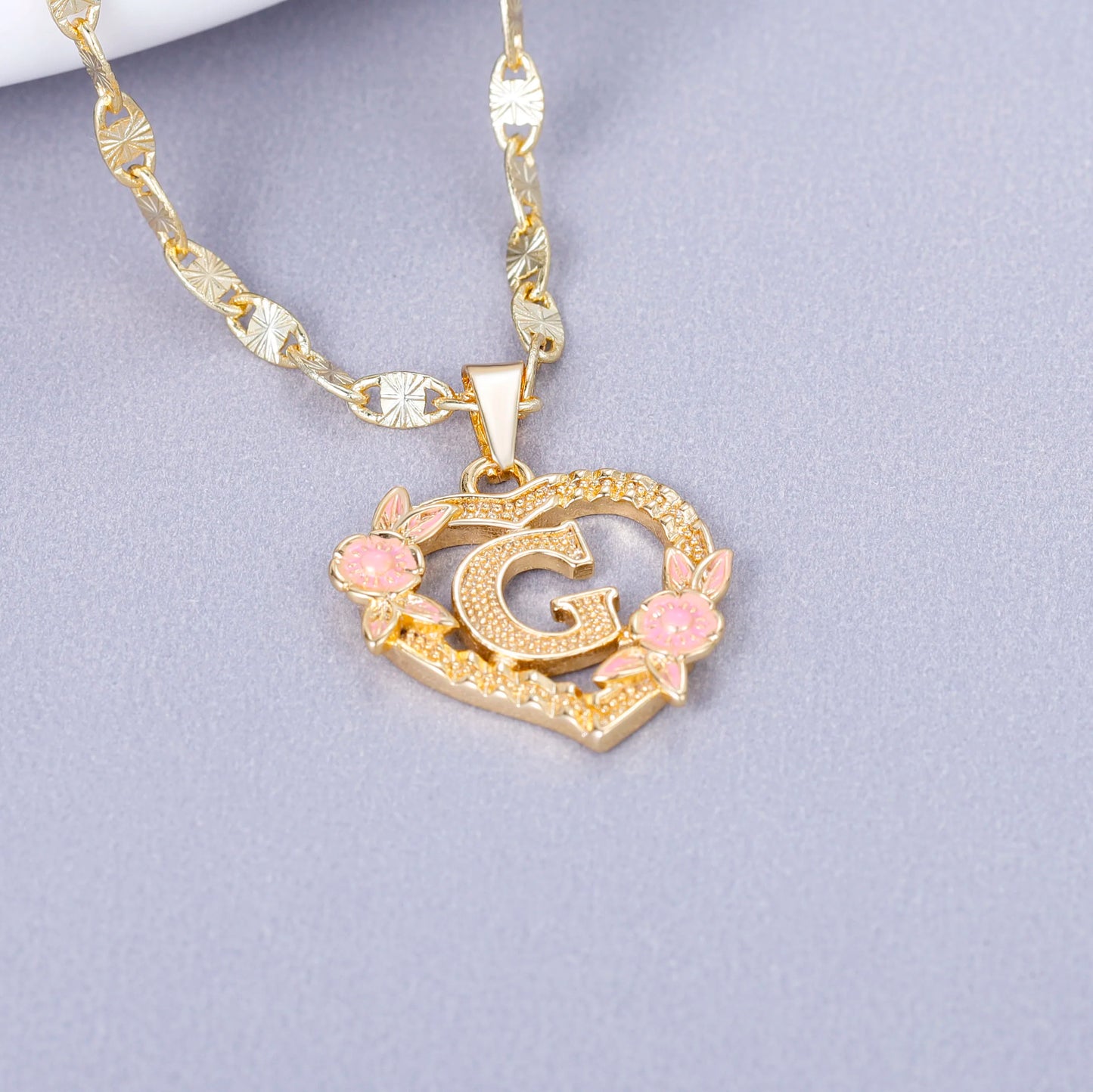 Naam in ketting gegraveerd op vergulde plaat