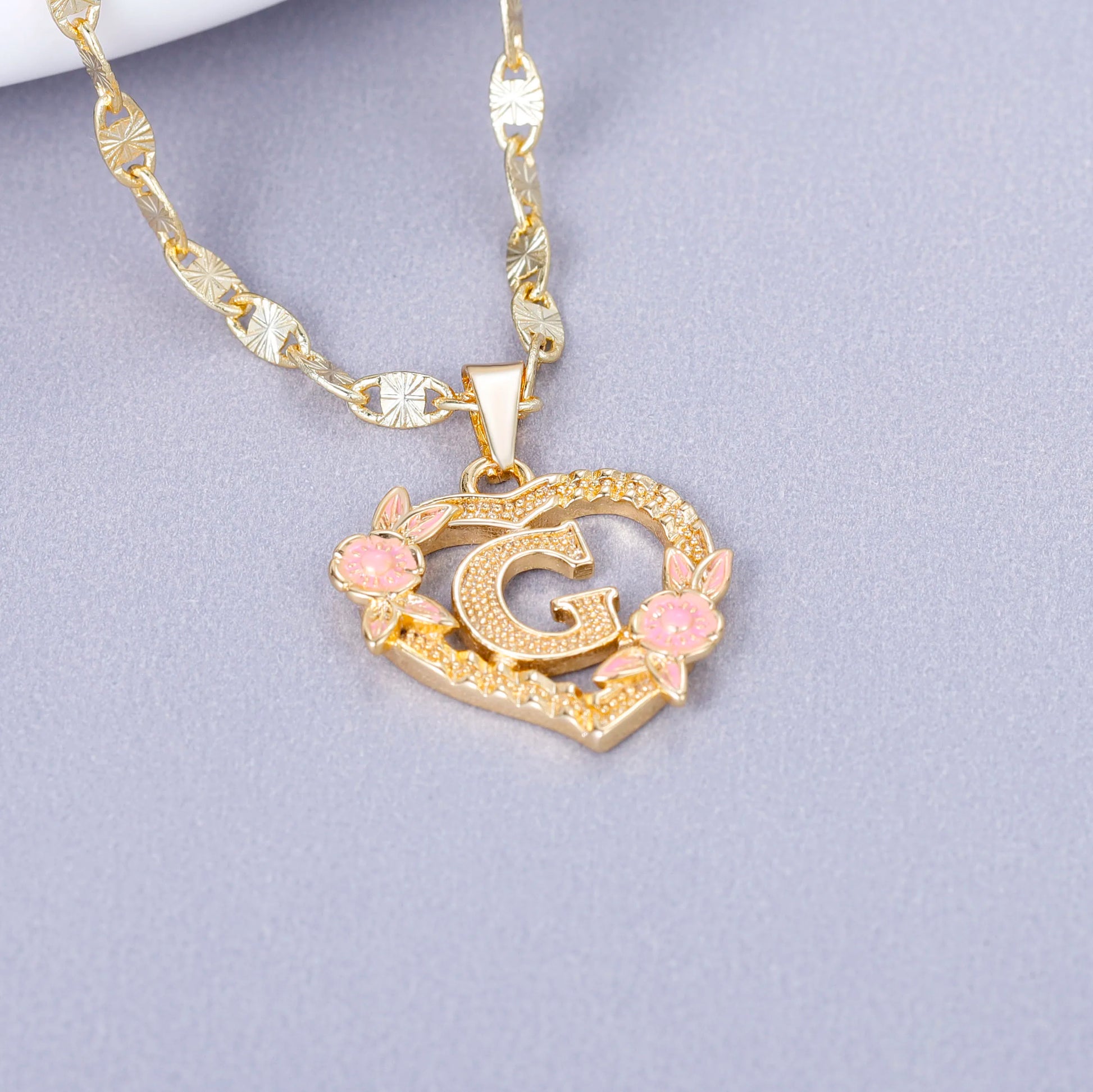 Naam in ketting gegraveerd op vergulde plaat