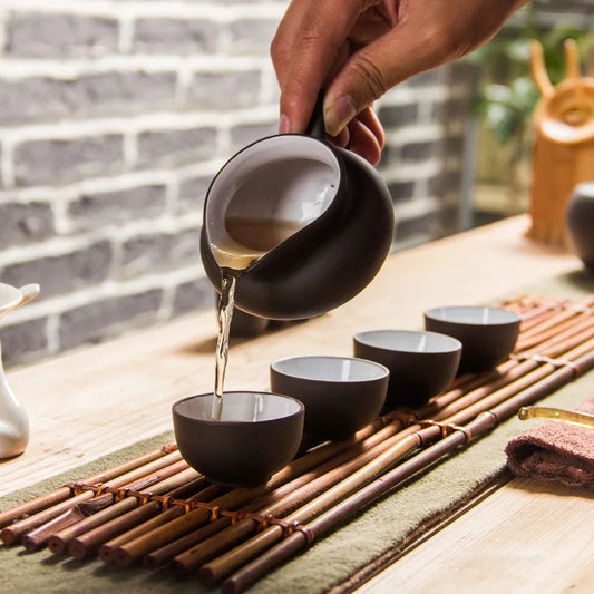 Thee accessoires van glas, hout en metaal