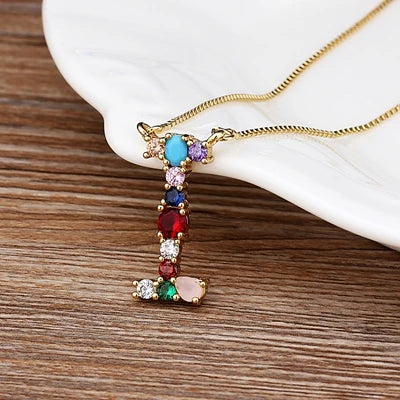 Ketting met naam en geboortesteen als detail
