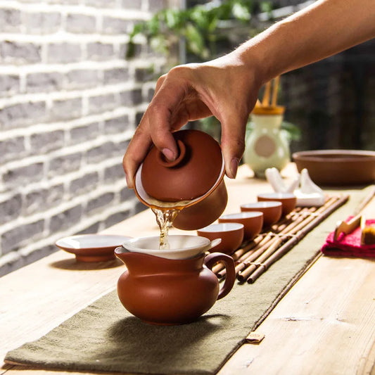 Theepot met houten handvat en infuser