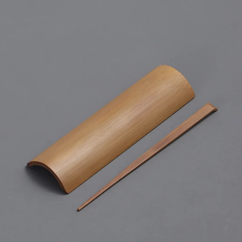 Theewaar met houten serveerblad en pot
