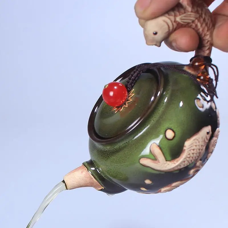 Thee zetten met tijdloze keramische theepot