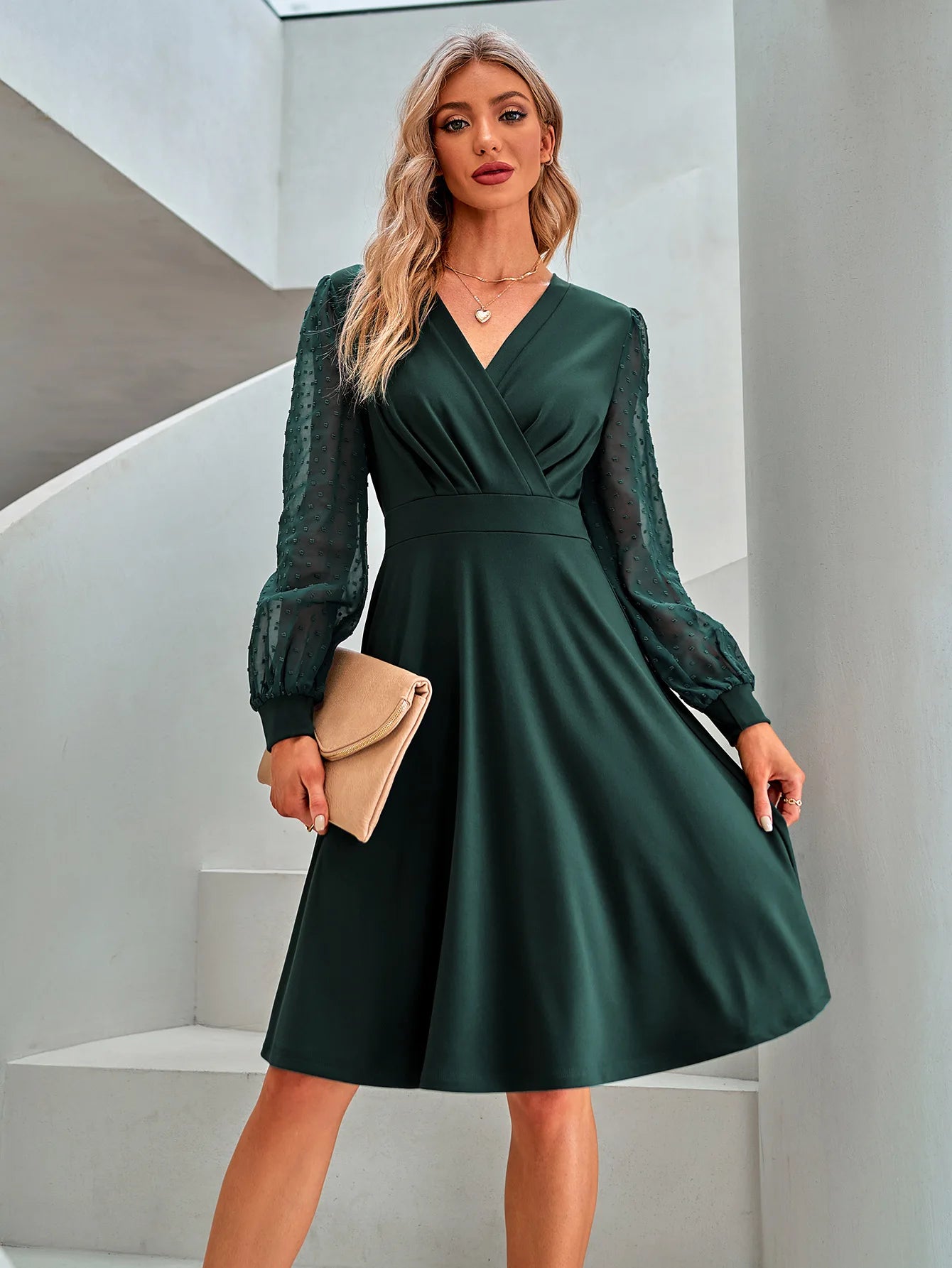 Pastel jurk met delicate afwerkingen