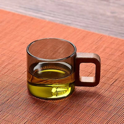 Elegante glazen theepot met metalen zeef