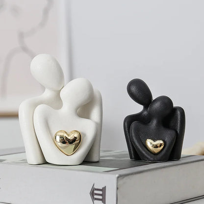 Decoratie woonkamer accessoires - Zwarte en witte sculpturen met gouden hart voor romantische sfeer