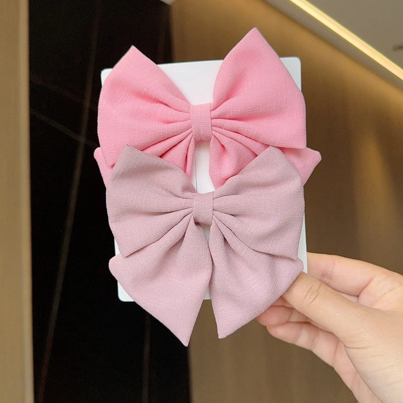 Klassieke haar accessoires in neutrale tinten