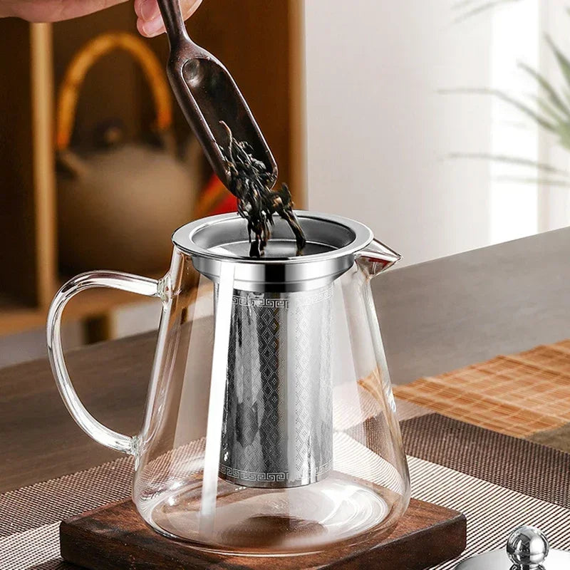 Thee zetten met gietijzeren theepot en accessoires