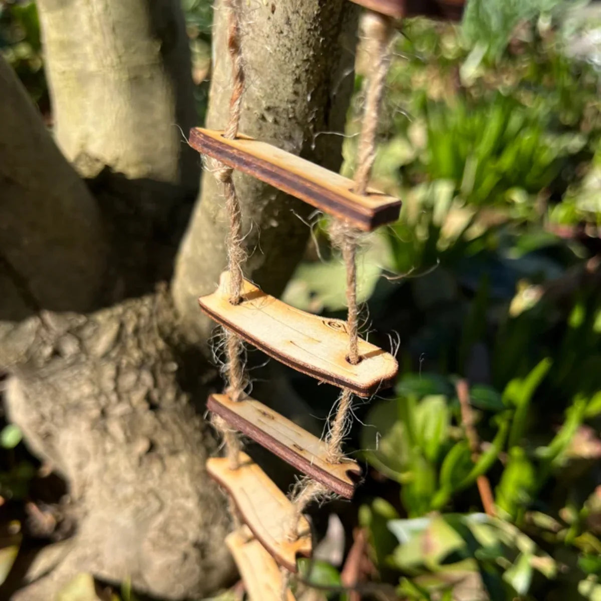 Tuindecoratie met oude ladder en potten