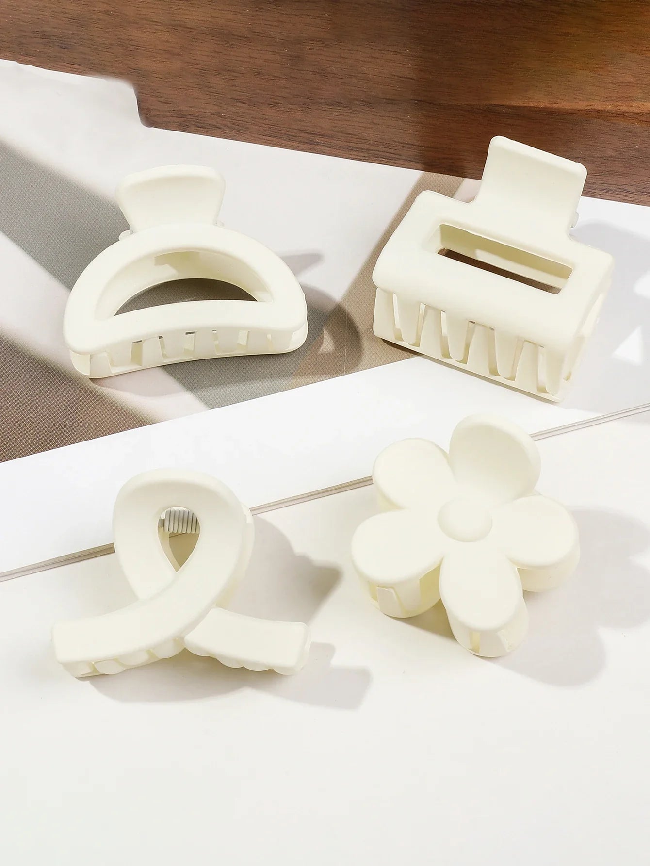 Klassieke haar accessoires in neutrale tinten