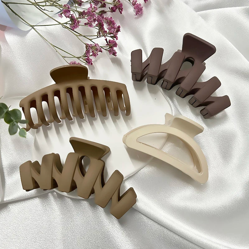 Moderne haarband met knoopdetail