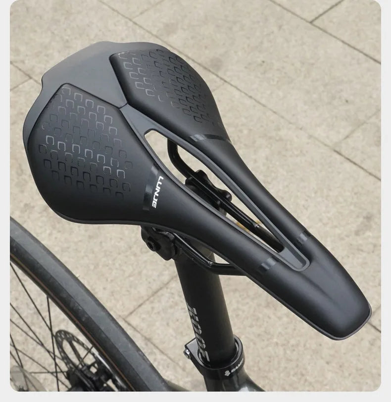 Fietszadel met ventilerende toplaag