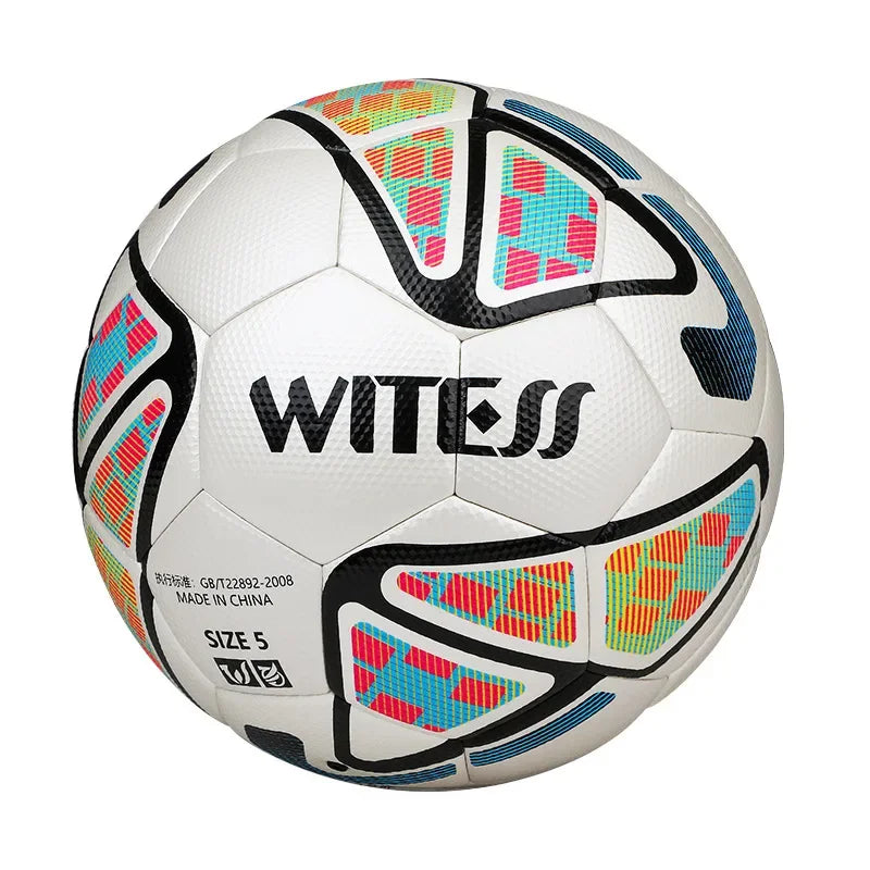 Voetbal met opvallend design voor zichtbaarheid